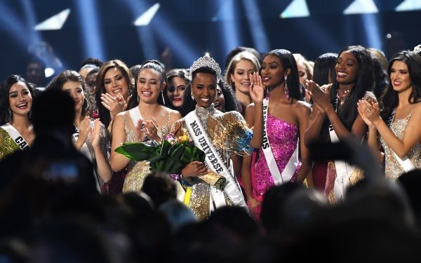 ATLANTA, GEORGIA - DECEMBER 08: (EDITORIAL USE ONLY) Miss Universe 2019 Zozibini Tunzi, of South Africa, is crowned onstage at the 2019 Miss Universe Pageant at Tyler Perry Studios on December 08, 2019 in Atlanta, Georgia. (Photo by Paras Griffin/Getty Images)