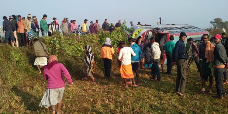 8 injured as bus skids off road in Jajpur