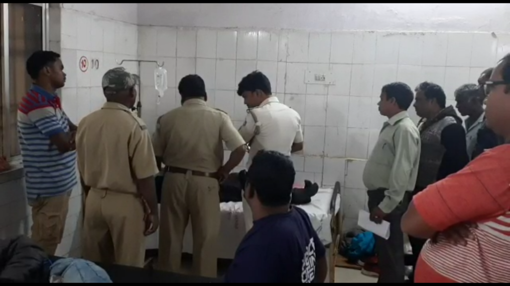 Unidentified miscreants stab finance company employee, loot lakhs