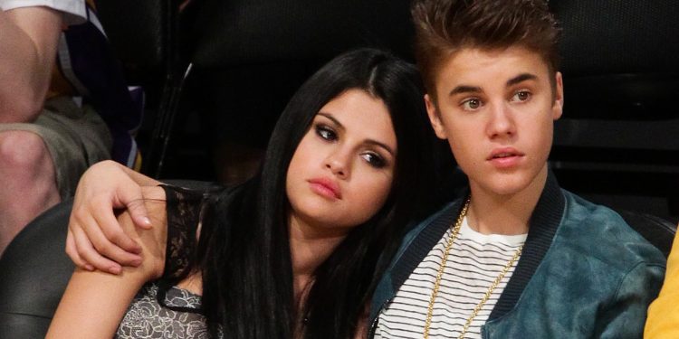 LOS ANGELES, CA - APRIL 17:  Selena Gomez (L) and Justin Bieber attend a basketball game between the San Antonio Spurs and the Los Angeles Lakers at Staples Center on April 17, 2012 in Los Angeles, California.  (Photo by Noel Vasquez/Getty Images)