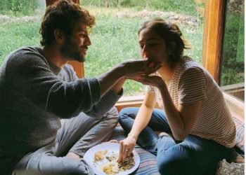 Kartik Aaryan feeds Sara Ali Khan; shares picture