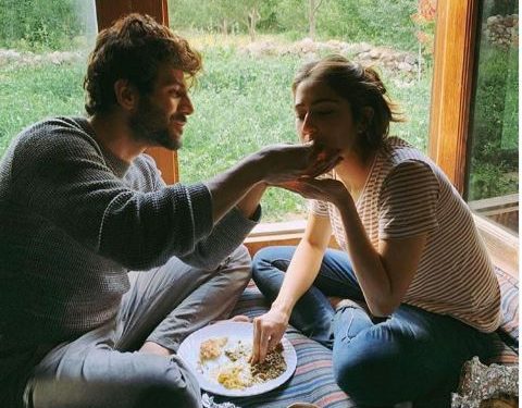 Kartik Aaryan feeds Sara Ali Khan; shares picture