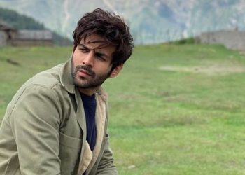 Kartik Aaryan beats 'Rajasthani cold' with morning soccer session; watch video