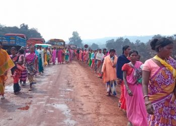 Women do not mind joining the rally while carrying their children at Jurudi in Joda