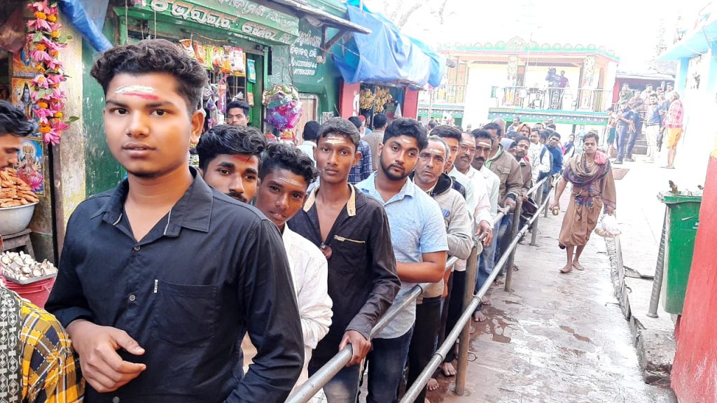 Maha Shivratri: Thousands offer holy water to Baba Akhandalamani