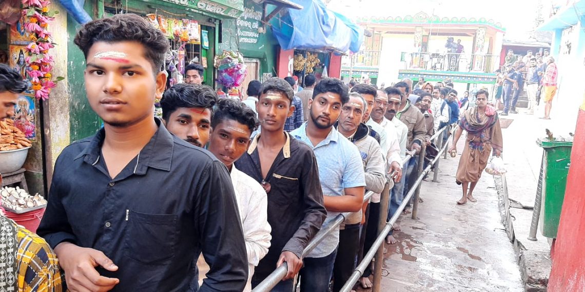 Maha Shivratri: Thousands offer holy water to Baba Akhandalamani ...