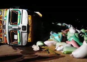 Paddy-laden truck overturns; no casualty