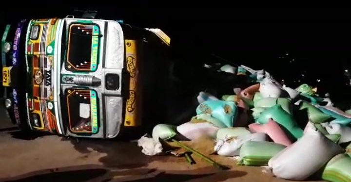 Paddy-laden truck overturns; no casualty