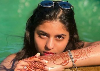 Suhana Khan poses by the pool with mehndi on hand; pic goes viral