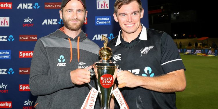 Kane Williamson (L) and Tom Latham pose with the ODI trophy