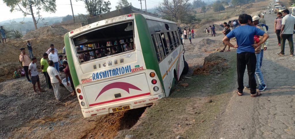 Helper killed, 30 passengers injured as bus turns turtle in Sundargarh 