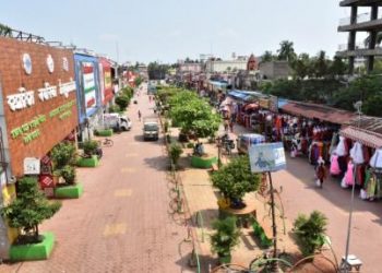 2.	Market building area in the Capital which usually remains crowded throughout the daytime wears a deserted look