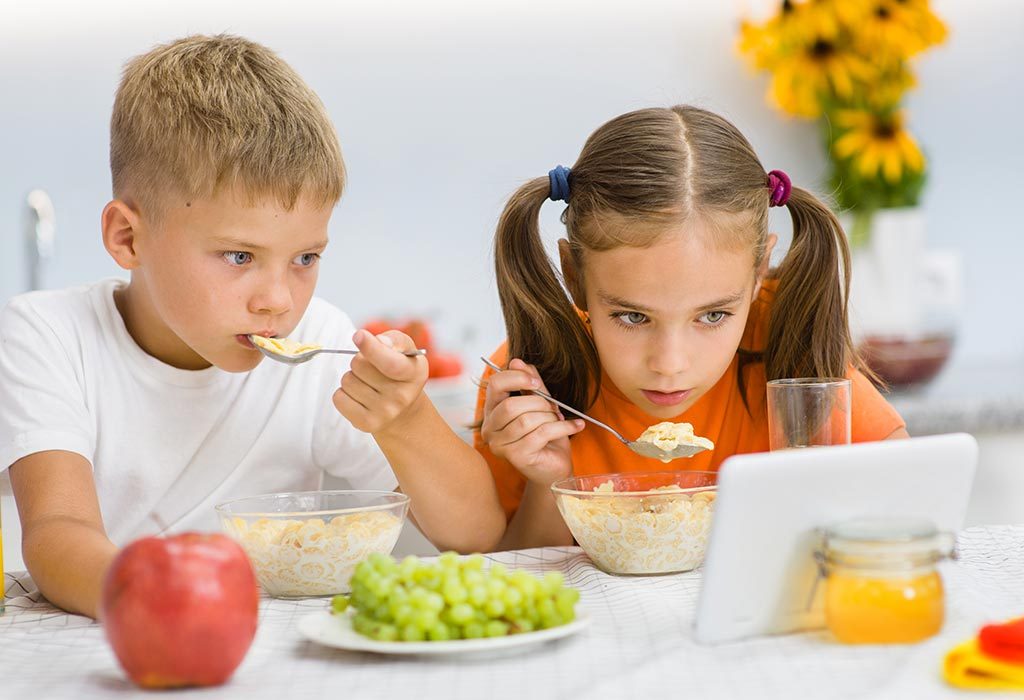 Playing games while eating affects food intake