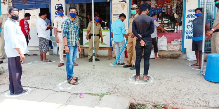 Denizens pick ration staying in demarcated zone to keep safe distance