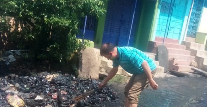 Bhanjanagar youths celebrate Holi by cleaning garbage filled drain