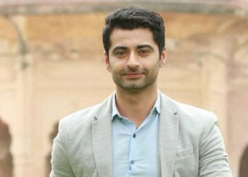 Harshad Arora gifts roses to women on set of 'Tera Kya Hoga Alia'