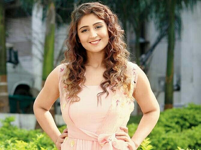 Happy birthday Dhvani Bhanushali; interesting facts about the singer