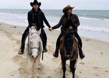 Priyanka Chopra, Nick Jonas go horseback riding