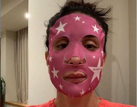 Kareena Kapoor Khan posts a 'starry' picture in face mask