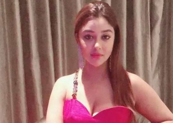 Style icon Payal Ghosh looks adorable in pink and peach