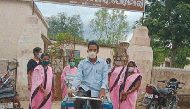 Amid lockdown, teachers of this Ganjam school home-deliver books on a loading-rickshaw