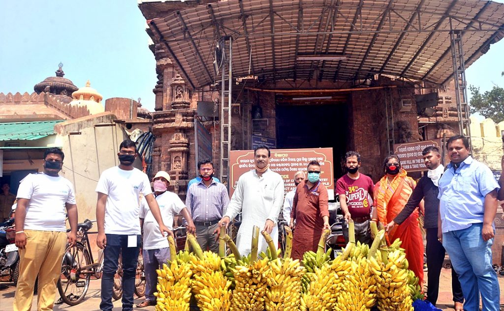 Volunteers feed Srimandir’s monkeys amid lockdown