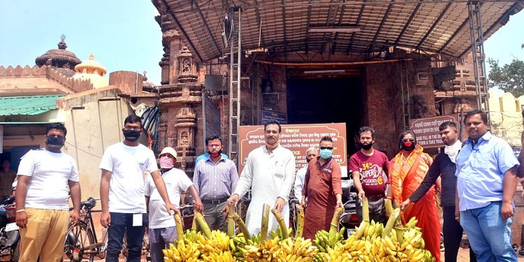 Volunteers feed Srimandir’s monkeys amid lockdown