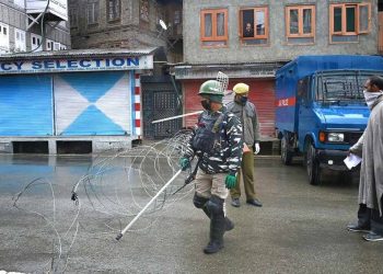 A man requests security personnel to let him pass a barricade during the nationwide lockdown imposed in the wake of coronavirus pandemic in Srinagar. (File photo. PTI)