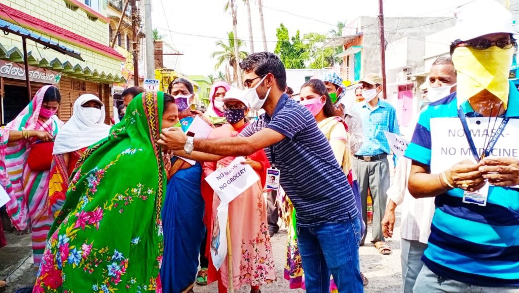 Digapahandi NAC officials distribute masks to shopkeepers, vegetable vendors