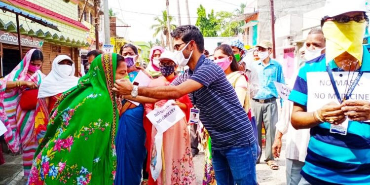 Digapahandi NAC officials distribute masks to shopkeepers, vegetable vendors