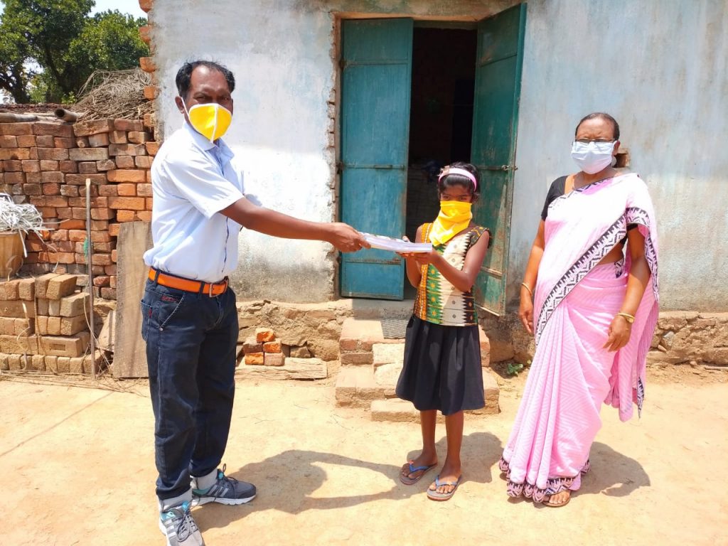 Sundargarh students get textbooks delivered at doorsteps amid lockdown