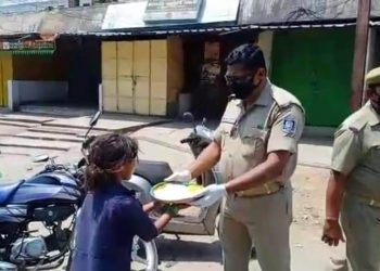 Bolangir police distribute food among needy