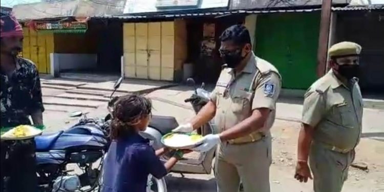 Bolangir police distribute food among needy