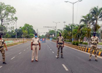 Bhubaneswar: Security personnel stand guard during a nationwide lockdown in the wake of coronavirus outbreak, in Bhubaneswar, Saturday, April 4, 2020. (PTI Photo)(PTI04-04-2020_000096B)