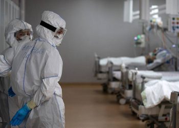 MOSCOW, RUSSIA - MAY 25, 2020: Medical workers at an intensive care unit of a hospital for COVID-19 patients at the Medical Research and Educational Center of the Lomonosov Moscow State University. Stanislav Krasilnikov/TASS

Ðîññèÿ. Ìîñêâà. Ìåäèöèíñêèå ðàáîòíèêè â ðåàíèìàöèè ãîñïèòàëÿ äëÿ ïàöèåíòîâ ñ êîðîíàâèðóñíîé èíôåêöèåé â Ìåäèöèíñêîì íàó÷íî-îáðàçîâàòåëüíîì öåíòðå èìåíè Ì.Â. Ëîìîíîñîâà. Ñòàíèñëàâ Êðàñèëüíèêîâ/ÒÀÑÑ