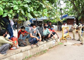 File photo of migrants from Uttar Pradesh reaching near Satsang Vihar in Bhubaneswar