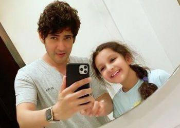 South star Mahesh Babu tries 'mastering mirror selfie' with daughter Sitara; see pic