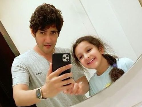 South star Mahesh Babu tries 'mastering mirror selfie' with daughter Sitara; see pic