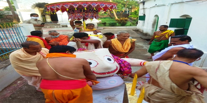 Grand Road empty as devotees witness ‘Snana Yatra’ through live telecast, ‘Mudirasta’ performs ‘Chherapahara’ 1