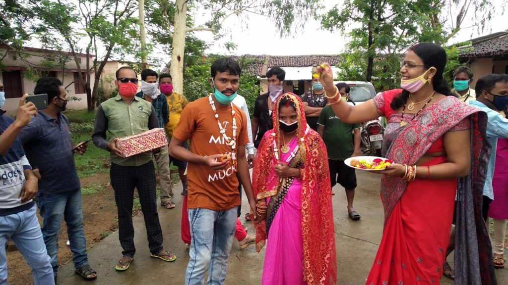 Love knows no hindrances Couple ties nuptial knot inside Kalahandi quarantine centre  