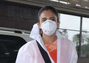 Actress Rakul Preet Singh travels to Delhi wearing PPE kit; watch video