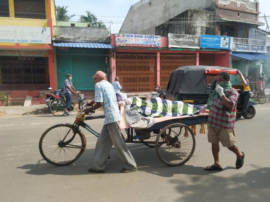 Body carried on a rickshaw as kin stay away from cremation