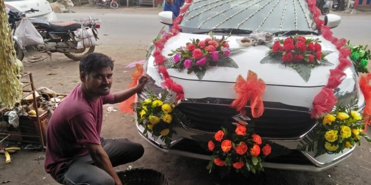 Paper flowers save Angul florists during COVID-19 times