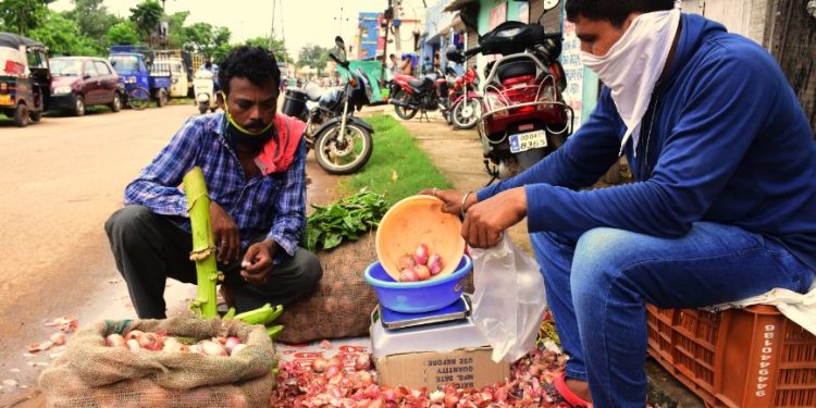 Lockdown tales: One more actor turns roadside vendor to make ends meet