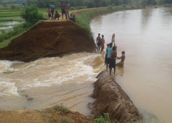 Breach in canal leaves 500 ha sand cast