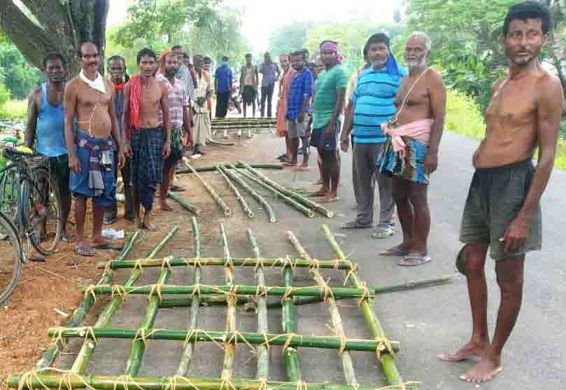 Village farmers in Odisha don engineers’ hats, repair sluice gate of 20 yr old check dam