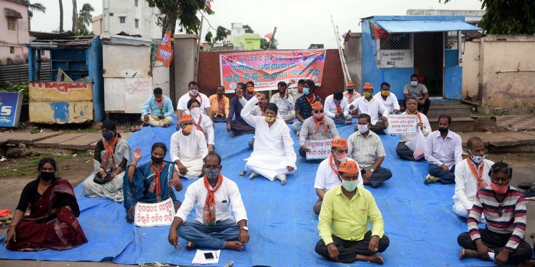 BJP activists stage a dharna in front of Bagala Dharmashala in Puri