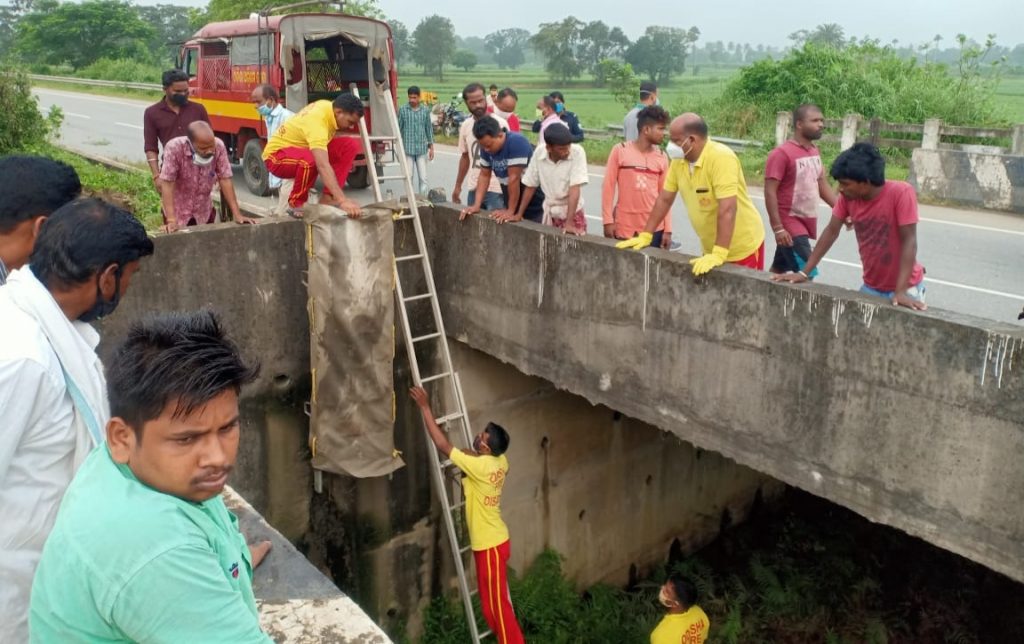 4 seriously injured as vegetable-laden van collides with bridge divider in Bargarh