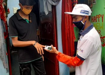 A ‘COVID Sachetak’ spreading awareness on novel coronavirus at a slum in Bhubaneswar (Photo courtesy: @bmcbbsr)