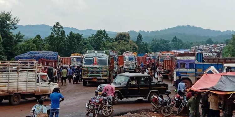 Mineral-laden trucks create traffic chaos on NH-49